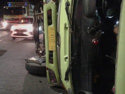 Truk Terguling di Jl Latumenten Grogol Jakbar, Lalu Lintas Macet