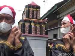 Bayar PBB, Ratusan Warga Desa di Banjarnegara Bawa Celengan Bambu