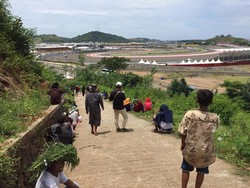 Antusias Warga, Nonton MotoGP Mandalika dari Bukit Rangkap