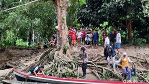 Demi Vaksinasi Nasional, Kapolsek Termuda di Riau Masuk Keluar Hutan