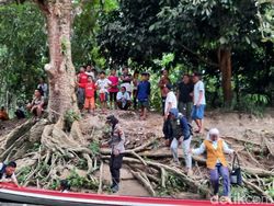 Demi Vaksinasi Nasional, Kapolsek Termuda di Riau Masuk Keluar Hutan