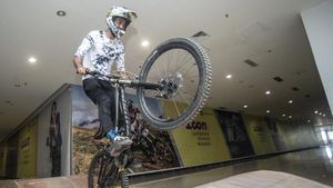 Aksi Menantang Kompetisi Balap Sepeda Gunung di Dalam Mal