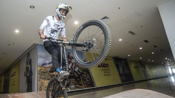 Aksi Menantang Kompetisi Balap Sepeda Gunung di Dalam Mal