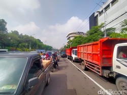 Jalan Bubutan-Tugu Pahlawan Macet Dampak Pedagang Pasar Turi Kosongi Stan TPS
