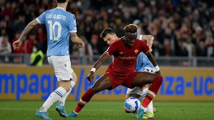 ROME, ITALY - MARCH 20: Francesco Acerbi of SS Lazio compete for the ball with Tammy Abraham of AS Roma during the Serie A match between AS Roma and SS Lazio at Stadio Olimpico on March 20, 2022 in Rome, Italy. (Photo by Marco Rosi - SS Lazio/Getty Images)