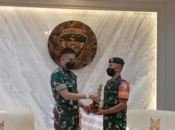 Babinsa Bali Robek Seragam Tambal Luka Korban Kecelakaan Dapat Penghargaan