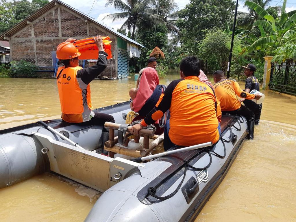 3 Kecamatan di Cilacap Dilanda Banjir, Ratusan Warga Mengungsi
