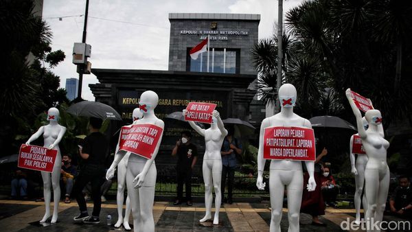 Belasan Manekin Mejeng di Polda Metro Jaya, Ada Apa?