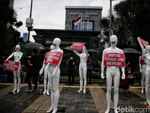 Belasan Manekin Mejeng di Polda Metro Jaya, Ada Apa?