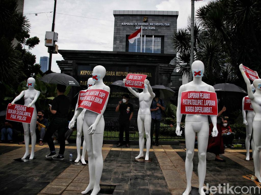 Belasan Manekin Mejeng di Polda Metro Jaya, Ada Apa? Belasan Manekin Mejeng di Polda Metro Jaya, Ada Apa?