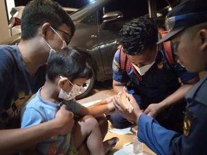 Damkar Evakuasi Jari Bocah 3 Tahun di Bogor Terjepit Mainan Kayu Damkar Evakuasi Jari Bocah 3 Tahun di Bogor Terjepit Mainan Kayu