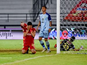 Tangis Dendy Usai Jebol Gawang Persela yang Terdegradasi Tangis Dendy Usai Jebol Gawang Persela yang Terdegradasi
