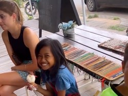 Keakraban Quartararo dengan Bocah Pedagang Gelang: Traktir Es Krim