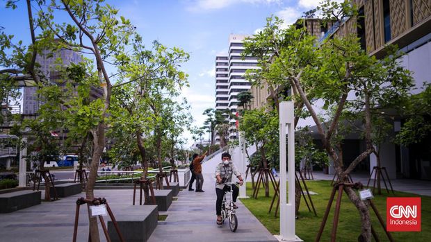 Mal Sarinah dibuka kembali mulai hari ini, Senin (21/3). Pusat perbelanjaan yang terletak di Gedung Sarinah, Jalan MH Thamrin, Jakarta Pusat tersebut sempat ditutup untuk perbaikan besar-besaran sejak 2020 lalu. (CNN Indonesia/ Adi Ibrahim)