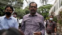 Ekspresi Haris Azhar Sebelum Diperiksa Sebagai Tersangka Kasus Luhut