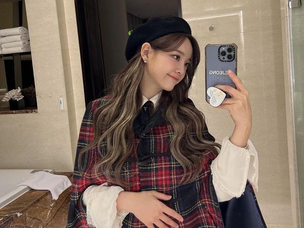 8 Gaya Mewah Kim Sejeong di A Business Proposal, Pakai Gelang Rp 500 Jutaan