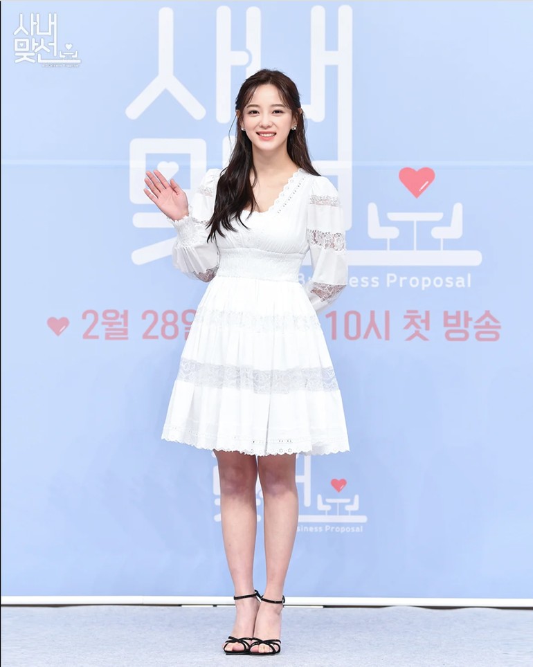 Kim Sejeong tengah membintangi drama Korea A Business Proposal bersama Ahn Hyo Seop. Saat menghadiri konferensi pers, dia terlihat anggun memakai Short Poplin Dress dengan detail lace keluaran Dolce & Gabbana seharga Rp 39,4 jutaan. Foto: dok SBS