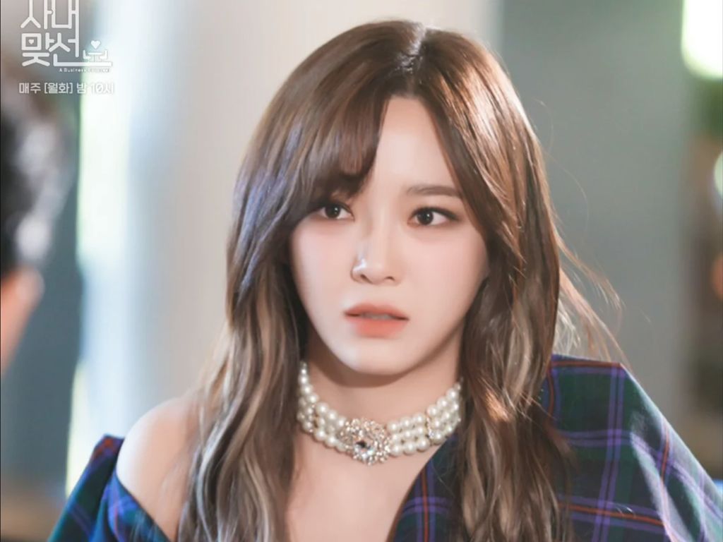 Gaya Kim Sejeong Usai A Business Proposal, Tampil Beda di Drakor Baru Gaya Kim Sejeong Usai A Business Proposal, Tampil Beda di Drakor Baru