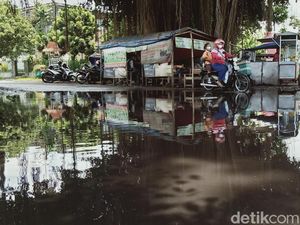 Awet, Genangan Air Mirip Comberan di Simpang 3 Basin-Gayamprit Klaten