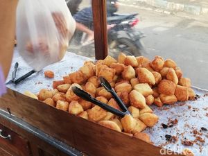 Ini Cara Penjual Gorengan Siasati Harga Minyak Goreng yang Mahal Ini Cara Penjual Gorengan Siasati Harga Minyak Goreng yang Mahal