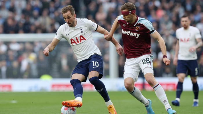 LONDON, ENGLAND - MARCH 20: Harry Kane of Tottenham Hotspur on the ball whilst under pressure from Tomas Soucek of West Ham United during the Premier League match between Tottenham Hotspur and West Ham United at Tottenham Hotspur Stadium on March 20, 2022 in London, England. (Photo by Eddie Keogh/Getty Images)