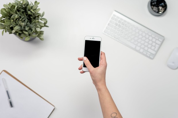 Ilustrasi orang mematikan smartphone/Foto: Pexels/Cottonbro Ilustrasi orang mematikan smartphone