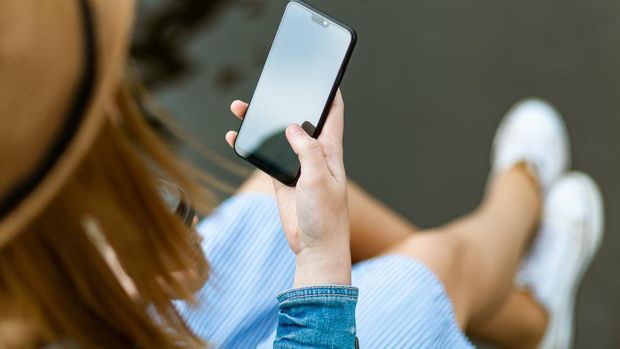 Ilustrasi orang menggunakan smartphone