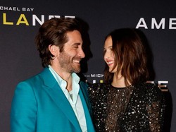 Jarang Terjadi, Jake Gyllenhaal Pamer Mesra Bersama Pacar di Karpet Merah