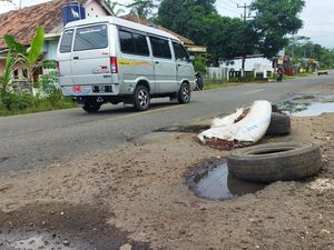 Jalan Saketi-Labuan Banten Rusak, Warga Tandai Lubang Pakai Ban Bekas
