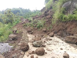 Jalan Wonogiri-Pacitan di Lemahbang Sudah 3 Hari Tertutup Longsor