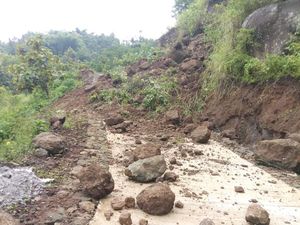 Jalan Wonogiri-Pacitan di Lemahbang Sudah 3 Hari Tertutup Longsor Jalan Wonogiri-Pacitan di Lemahbang Sudah 3 Hari Tertutup Longsor