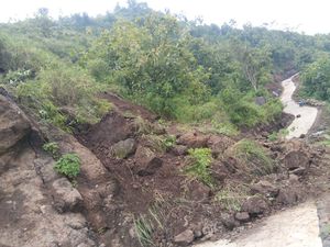 Jalan Wonogiri-Pacitan Tertutup Longsor, Mobil Harus Memutar 15 Km Jalan Wonogiri-Pacitan Tertutup Longsor, Mobil Harus Memutar 15 Km