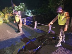 Jembatan Antardesa di Trenggalek Ambrol Tergerus Derasnya Arus Sungai