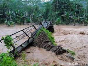 Banjir Rendam 100 Rumah-Putuskan Jembatan di Pesanggaran Banyuwangi Banjir Rendam 100 Rumah-Putuskan Jembatan di Pesanggaran Banyuwangi
