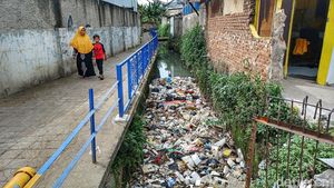 Jorok! Sungai Cikahiyangan Bandung Dipenuhi Sampah