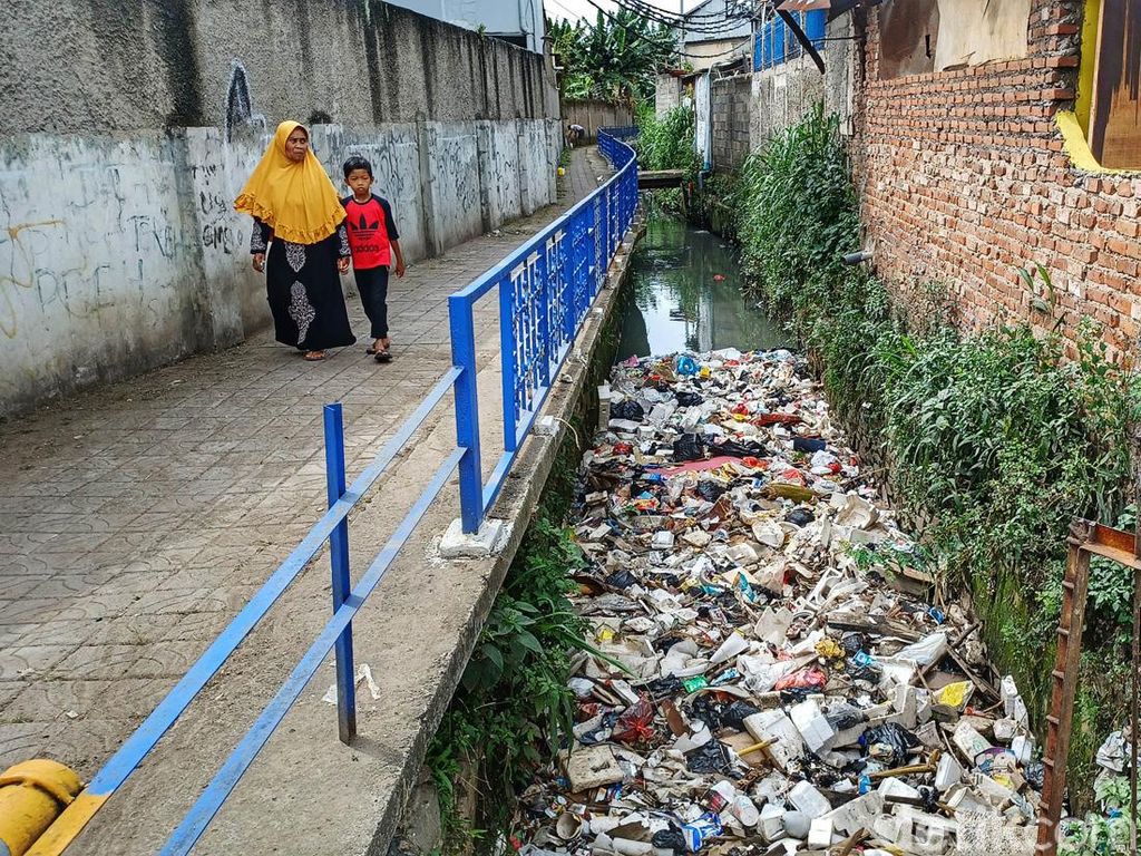 Jorok! Sungai Cikahiyangan Bandung Dipenuhi Sampah