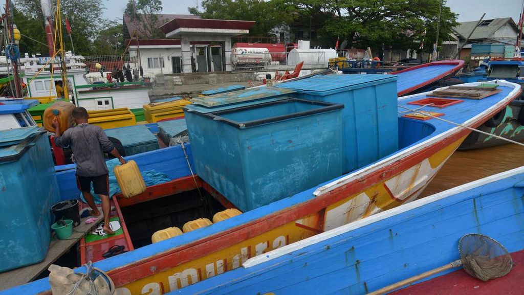 Puluhan Kapal Nelayan Antre Solar di Aceh