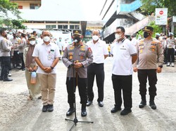 Tinjau Pasar Minggu, Kapolri Pastikan Stok Minyak Curah untuk Warga Aman