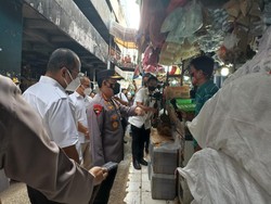 Kapolri Sidak ke Pasar Minggu, Pastikan Stok Minyak Goreng Curah Aman