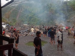 KKB Tembak Polisi di Paniai Papua, 15 Rumah Guru-Puskesmas Dibakar