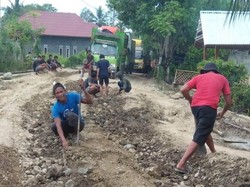 Jalan Rusak di Palopo Tak Dapat Perhatian, Warga Perbaiki Pakai Dana Swadaya