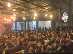 Bantahan Soal Vicky Prasetyo Saat Kafe Gladiator Gelar Konser Band Bantahan Soal Vicky Prasetyo Saat Kafe Gladiator Gelar Konser Band
