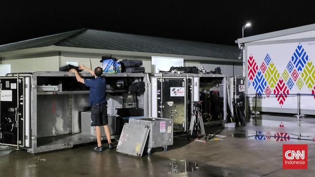 Saat yang pembalap pergi meninggalkan sirkuit, kru kontestan balapan masih harus bekerja keras. Merak harus mengemas semua barang ke kontainer. Seluruhnya harus dikemas malam itu juga karena akan diterbangkan kembali.