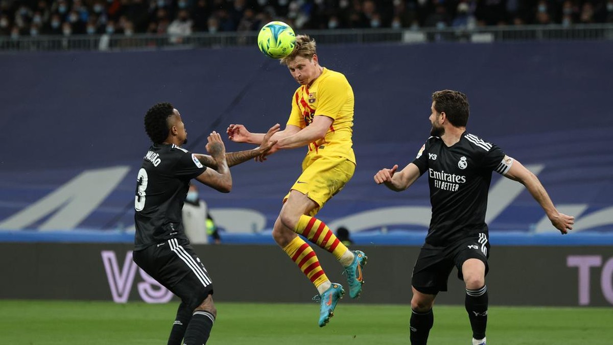 Nacho (kanan) saat mengantisipasi sundulan Frenkie de Jong. (Foto: 2022 Getty Images/Gonzalo Arroyo Moreno)