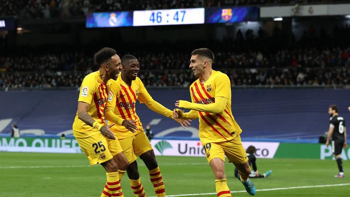 MADRID, SPAIN - MARCH 20: Ferran Torres of Barcelona celebrates with Pierre-Emerick Aubameyang and  Ousmane Dembele after scoring their teams third goal  during the LaLiga Santander match between Real Madrid CF and FC Barcelona at Estadio Santiago Bernabeu on March 20, 2022 in Madrid, Spain. (Photo by Gonzalo Arroyo Moreno/Getty Images)