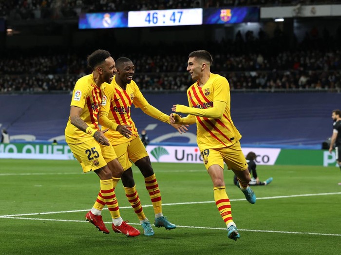 MADRID, SPAIN - MARCH 20: Ferran Torres of Barcelona celebrates with Pierre-Emerick Aubameyang and  Ousmane Dembele after scoring their team's third goal  during the LaLiga Santander match between Real Madrid CF and FC Barcelona at Estadio Santiago Bernabeu on March 20, 2022 in Madrid, Spain. (Photo by Gonzalo Arroyo Moreno/Getty Images)