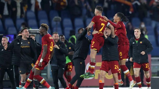 ROME, ITALY - MARCH 20: Lorenzo Pellegrini of AS Roma celebrates after scoring their side's third goal during the Serie A match between AS Roma and SS Lazio at Stadio Olimpico on March 20, 2022 in Rome, Italy. (Photo by Paolo Bruno/Getty Images)