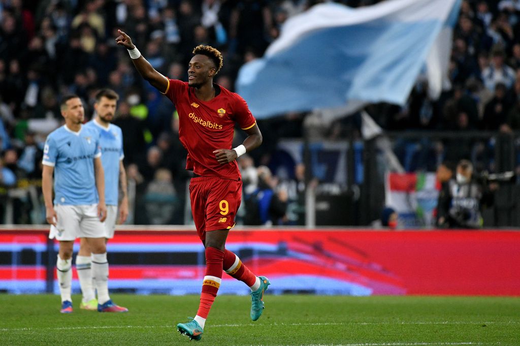 ROME, ITALY - MARCH 20: Tammy Abraham of AS Roma celebrates a opening goal with his team mates during the Serie A match between AS Roma and SS Lazio at Stadio Olimpico on March 20, 2022 in Rome, Italy. (Photo by Marco Rosi - SS Lazio/Getty Images)