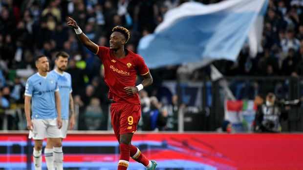 ROME, ITALY - MARCH 20: Tammy Abraham of AS Roma celebrates a opening goal with his team mates during the Serie A match between AS Roma and SS Lazio at Stadio Olimpico on March 20, 2022 in Rome, Italy. (Photo by Marco Rosi - SS Lazio/Getty Images)