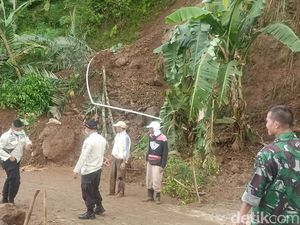 Tebing 20 Meter Longsor Tutup Jalur Alternatif Menuju Dieng